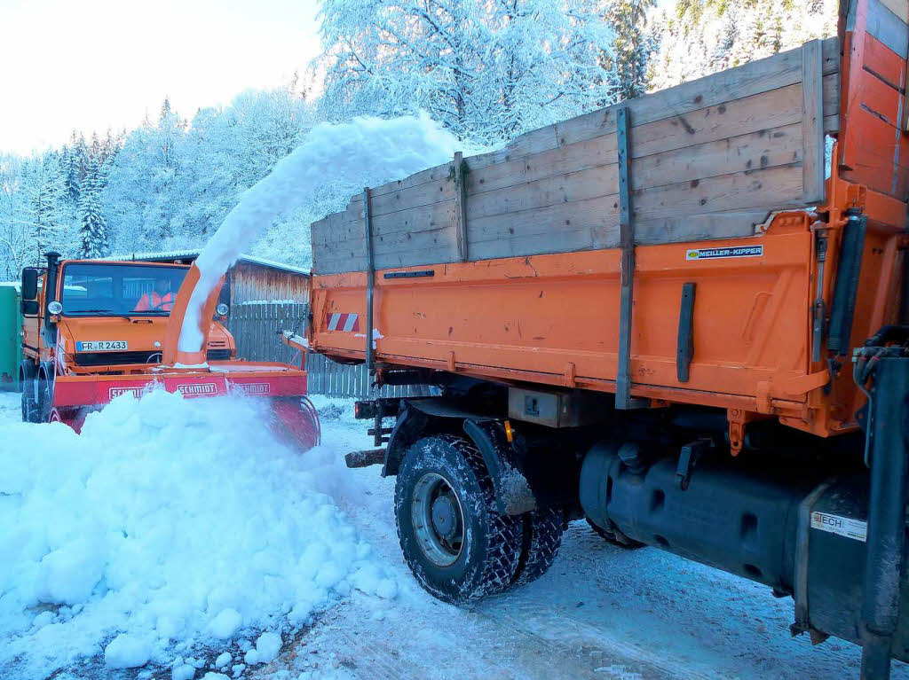 Der saubere Schnee wird auf LKW gefrst; so wird er weich, Eisklumpen werden zerschlagen