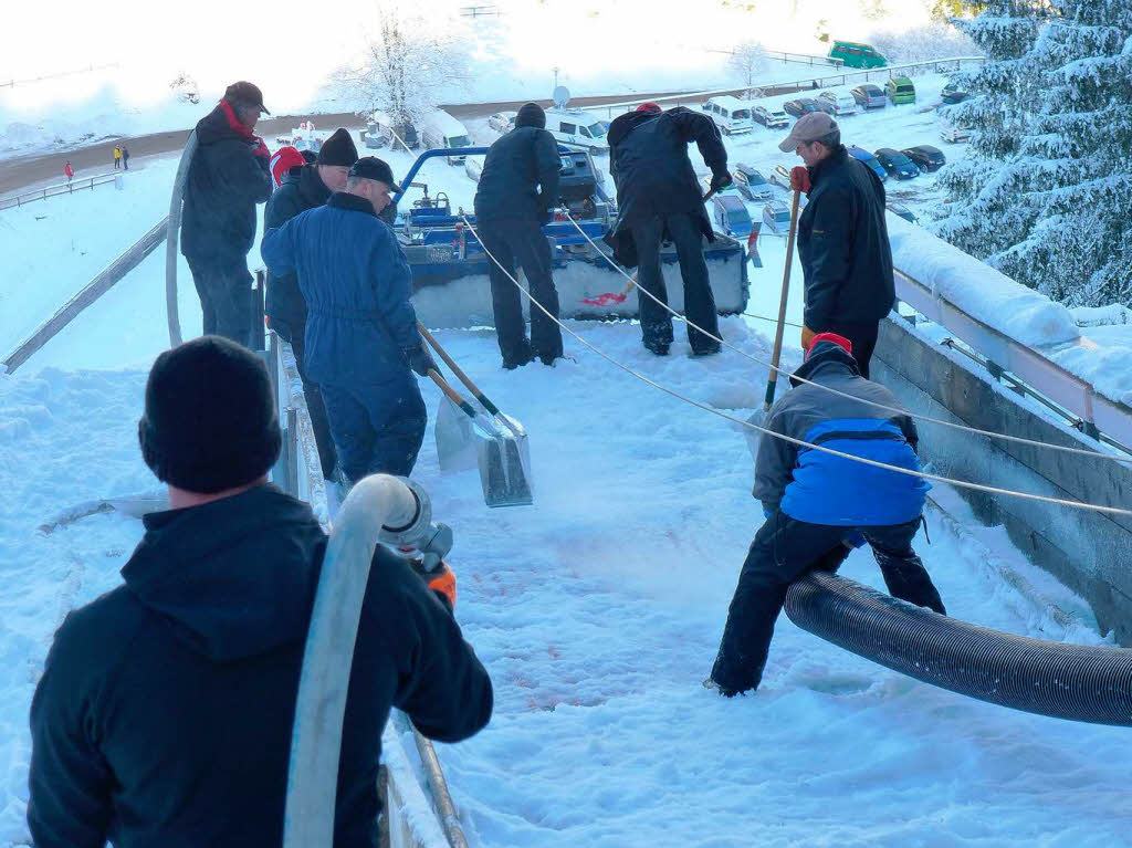 Auf dem Bakken, dem Absprung der Schanze, wird Schnee eingebaut und Wasser eingespritzt, das sofort gefriert. Eiskalter Job!