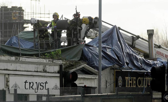 Rettungs- und Bergungsarbeiten dauern an.  | Foto: afp