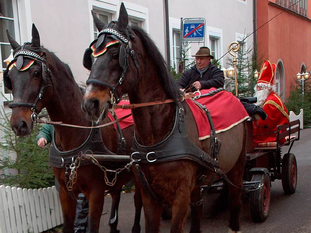Mit dem Zweispänner kamen Bürgermeister, Nikolaus und Knecht Ruprecht zur Eröffnung des Weihnachtsmarkts in Kenzingen. Mit dem Zweispänner kamen Bürgermeister, Nikolaus und Knecht Ruprecht zur Eröffnung des Weihnachtsmarkts in Kenzingen.