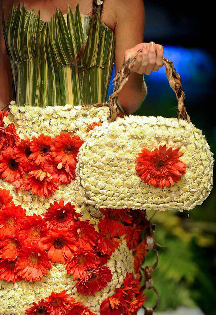 Biofashion in Kolumbien: Mode aus Blumen und Blttern.