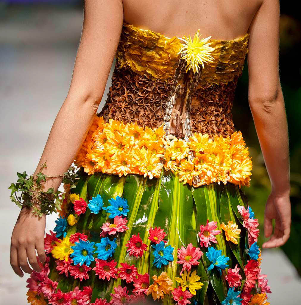 Biofashion in Kolumbien: Mode aus Blumen und Blttern.