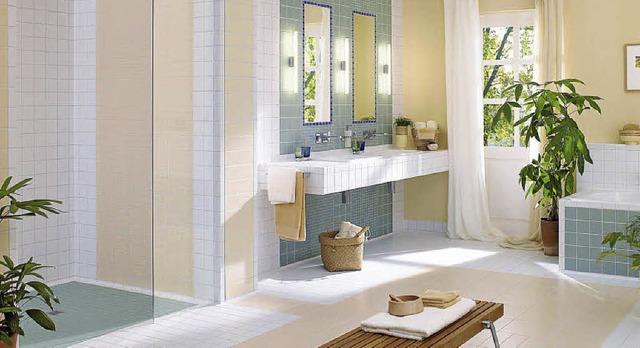 Barrierefrei: bodenebene Dusche und unterfahrbares Waschbecken in eleganter Form  | Foto: Villeroy &amp; Boch/txn-p