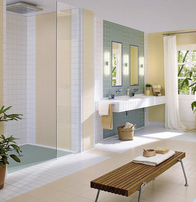 Barrierefrei: bodenebene Dusche und unterfahrbares Waschbecken in eleganter Form  | Foto: Villeroy &amp; Boch/txn-p