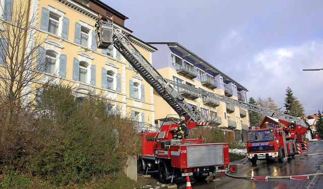 Eingeschlossene Personen wurden mit Drehleitern geborgen.  | Foto: Horst A. Bss