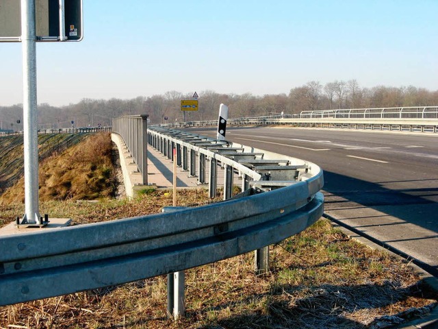 Kommt was? Brckengelnder und Leitpla... der B 31a auf die L 116 nach Umkirch.  | Foto: Manfred frietsch