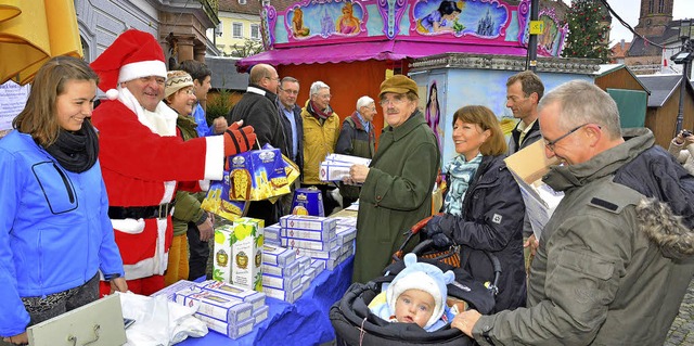 Rund 400 Kilogramm Nudeln, Panettone und Limoncello fanden   reienden Absatz.   | Foto: Dieter Erggelet