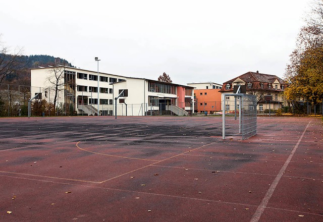 Das Spielfeld an der Kastelberghalle wird saniert.   | Foto: Gabriele Zahn