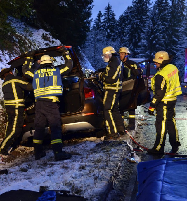 Die Feuerwehr Bonndorf leistete nach d...d befreite die Fahrerin  aus dem Auto.  | Foto: aqka