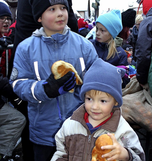 Wir haben`s geschafft: Der Nikolaus ha...e kleinen Besucher ein Geschenk dabei.  | Foto: Christa Maier