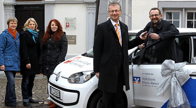 Freude ber neues Fahrzeug (von links)...ftsfhrer der Caritas am Hochrhein.    | Foto: Frank Linke