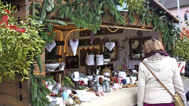 Kerzen und Dekorationen, aber auch Ges...reisacher Weihnachtsmarkt feilgeboten.  | Foto: Christine Aniol