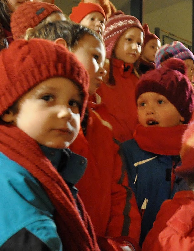 Lichterweihnacht in Au mit dem Kinderchor (links) und den neuen Lichthusern.   | Foto: Julius Steckmeister