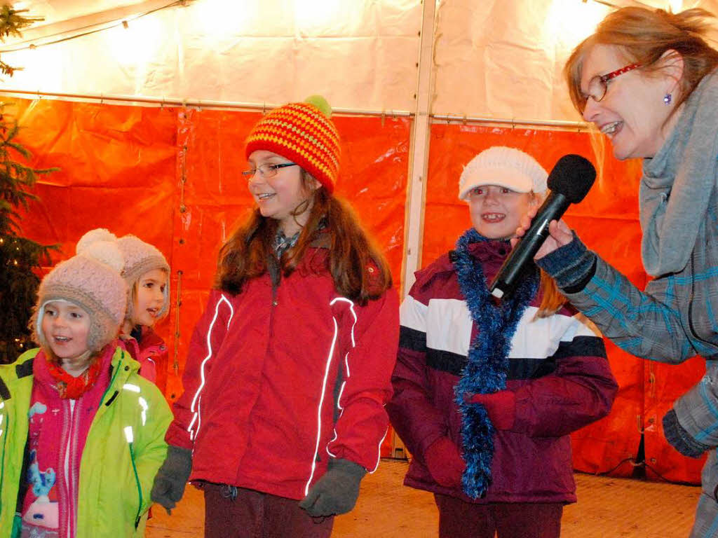 Sngerin Monika Lippmann versammelt die Kinder zum gemeinsamen Singen von Weihnachtsliedern. 