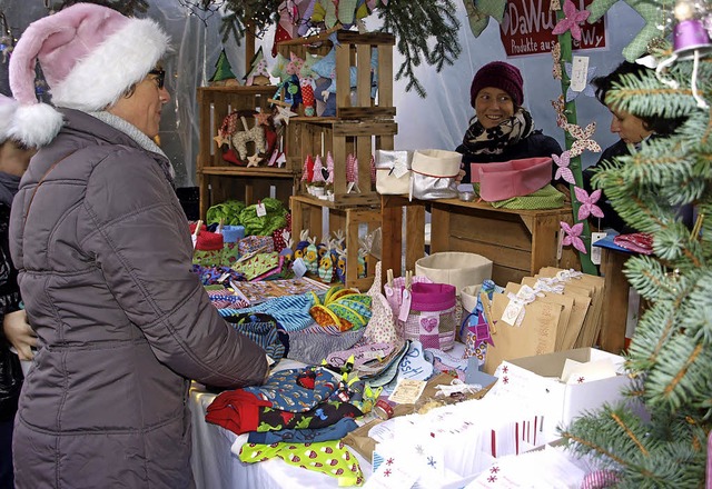 Kreative Geschenkideen fanden die Besucher an den 40 Stnden.  | Foto: Albert Greiner