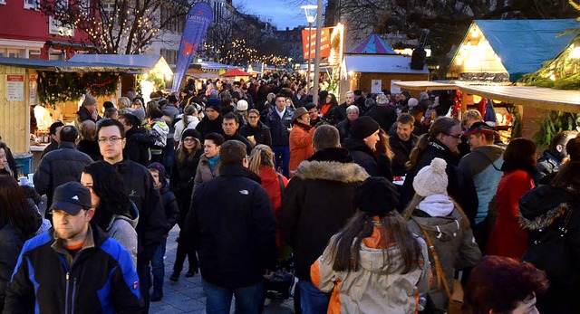 Treffpunkt Weihnachtsmarkt: Dicht an dicht  drngten sich die Besucher.   | Foto: Maja Tolsdorf, Ingrid Bhm-Jacob
