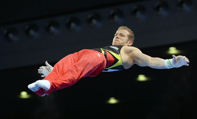 Fabian Hambchen bei einem freien bungsteil whrend seines Reck-Auftritts.    | Foto: dpa