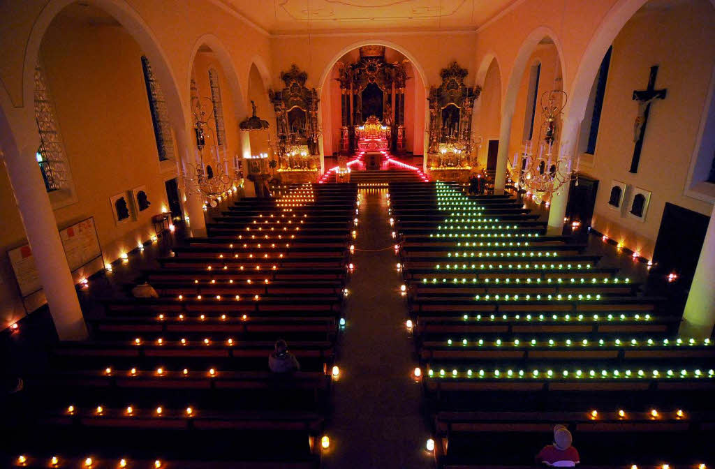 Kerzen brennen in der Seelbacher Kirche Kerzen brennen in der Seelbacher Kirche