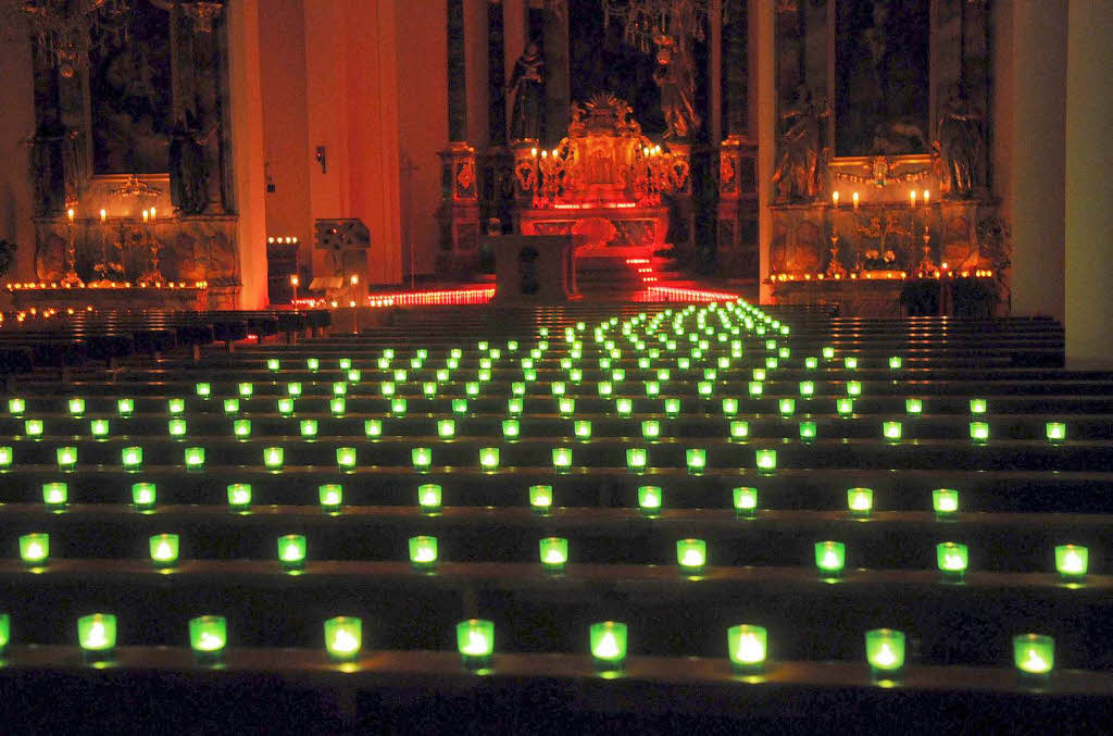 Kerzen brennen in der Seelbacher Kirche Kerzen brennen in der Seelbacher Kirche