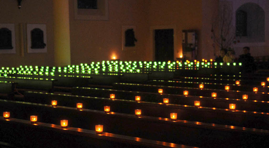Kerzen brennen in der Seelbacher Kirche Kerzen brennen in der Seelbacher Kirche