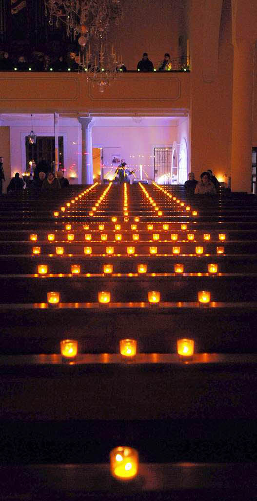 Kerzen brennen in der Seelbacher Kirche Kerzen brennen in der Seelbacher Kirche