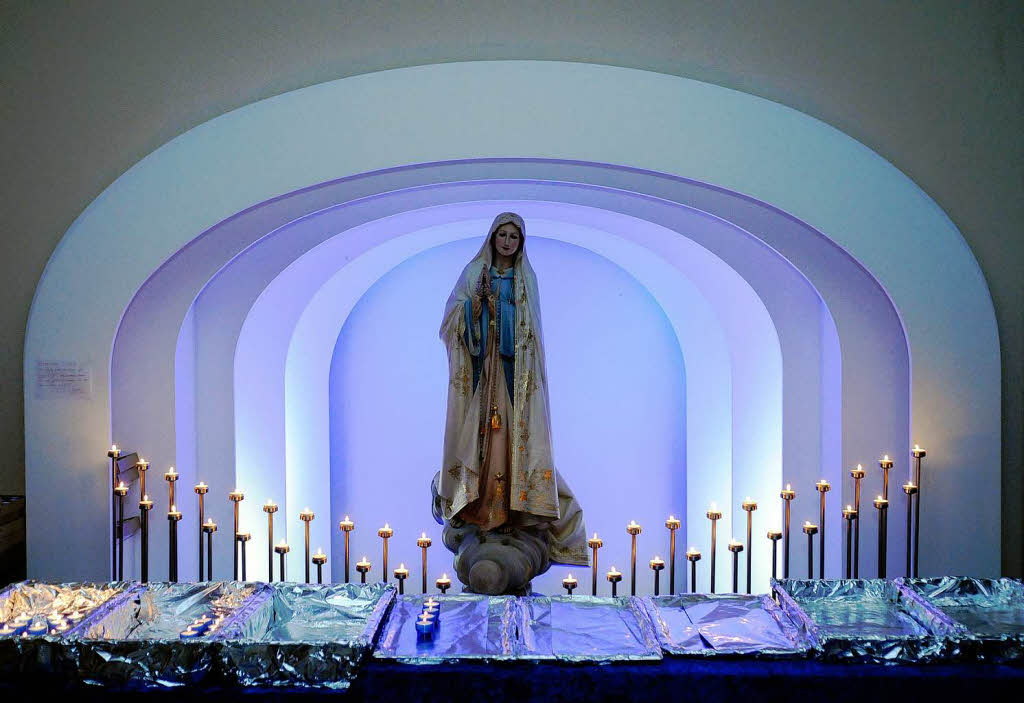 Kerzen brennen in der Seelbacher Kirche Kerzen brennen in der Seelbacher Kirche