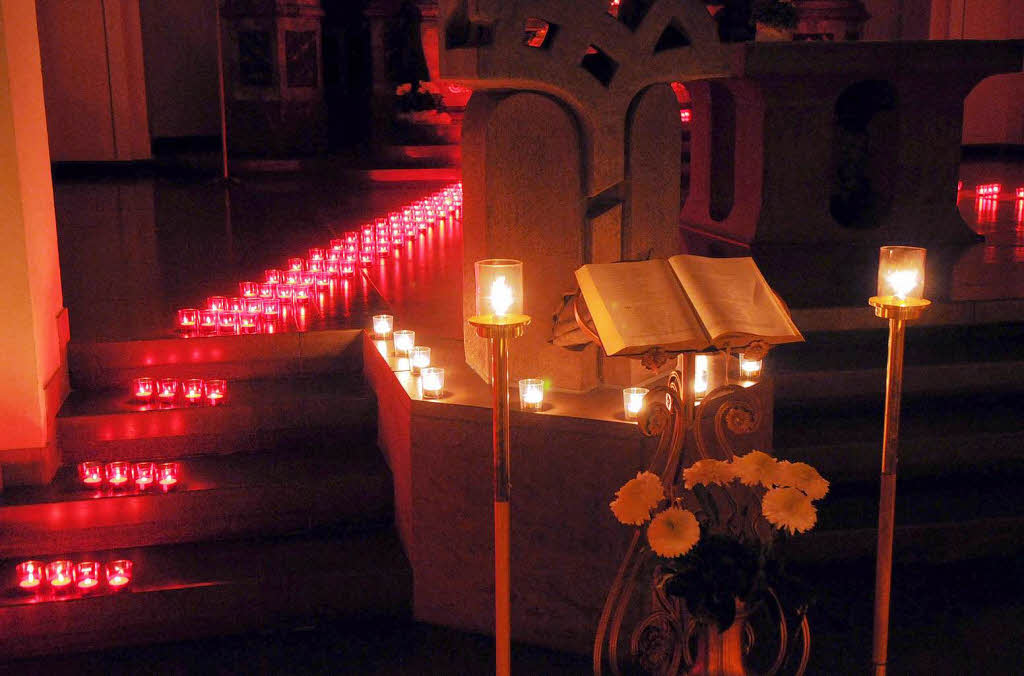 Kerzen brennen in der Seelbacher Kirche Kerzen brennen in der Seelbacher Kirche