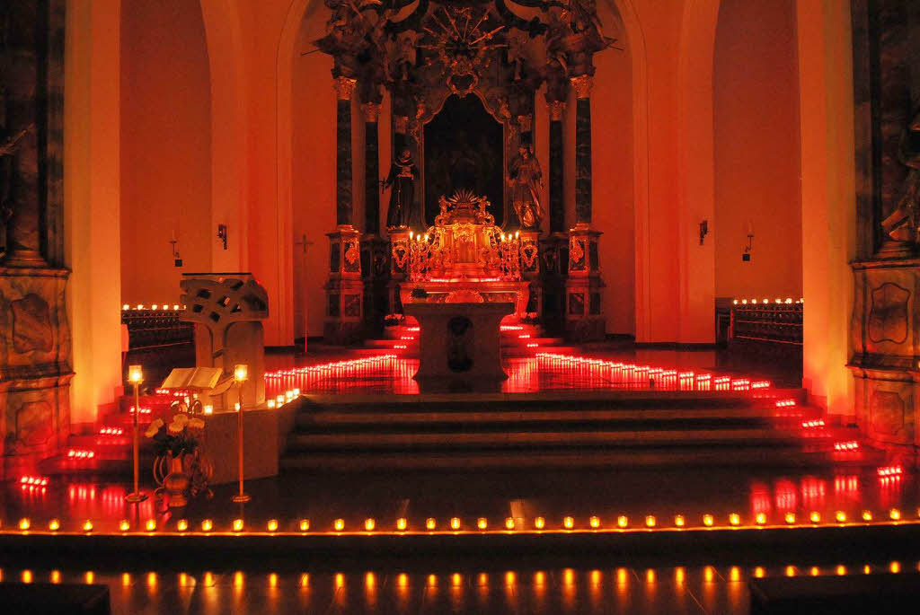 Kerzen brennen in der Seelbacher Kirche Kerzen brennen in der Seelbacher Kirche