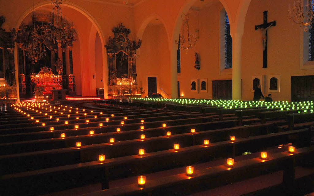 Kerzen brennen in der Seelbacher Kirche Kerzen brennen in der Seelbacher Kirche