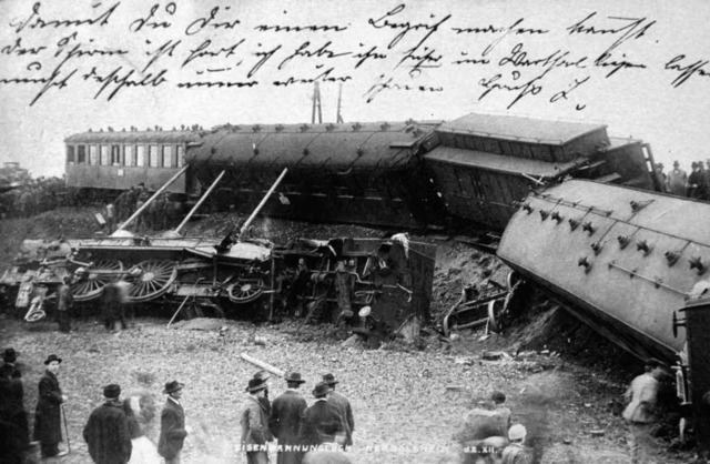 Schreckliches Bild: Diese Postkarte ze...unglckten Schnellzug bei Herbolzheim.  | Foto: Repro: Thilo Bergmann