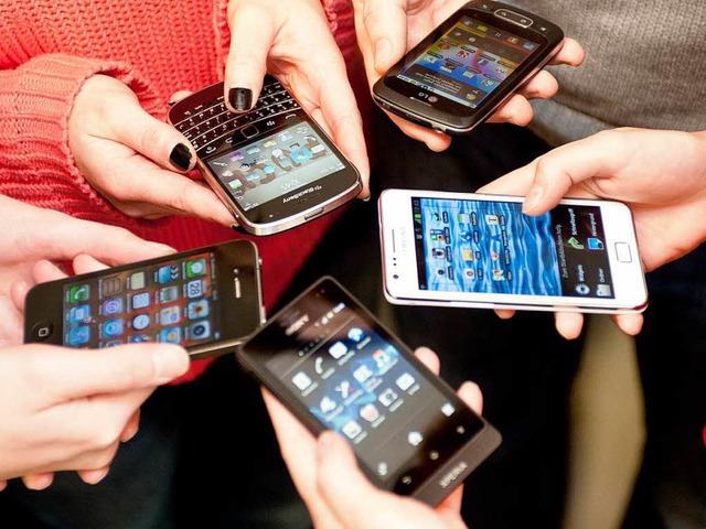 Sie sind in aller Hnde &#8211; und vo...ei Jugendlichen beliebt: Smartphones.   | Foto: dpa