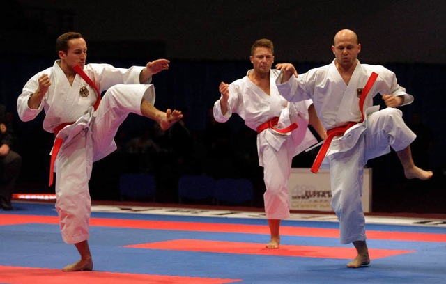 So sieht es aus, wenn die Profis Karate machen.   | Foto: afp