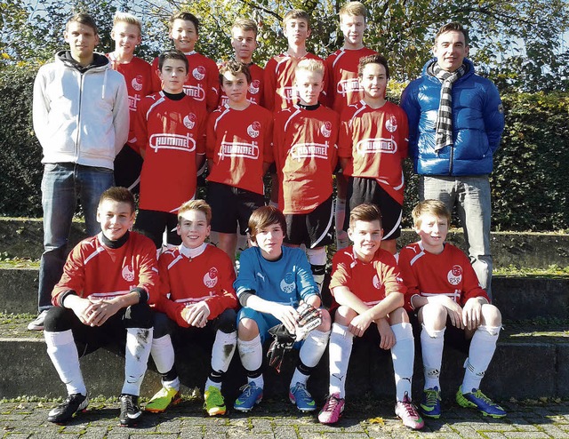 Vier Fuballteams des Geschwister-Scho...den sie von Eduard Nikolaus (rechts).   | Foto: Winterhalter