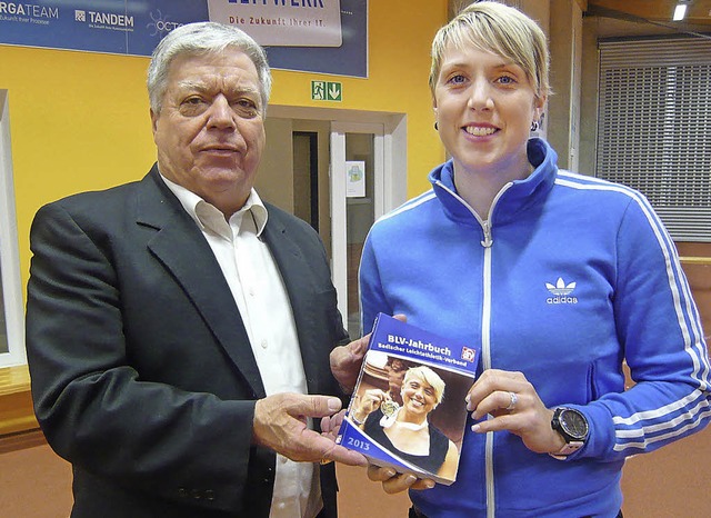 Speerwurf-Weltmeisterin Christina Ober...ilipp Krmer das erste Jahrbuch 2013.   | Foto:  BLV