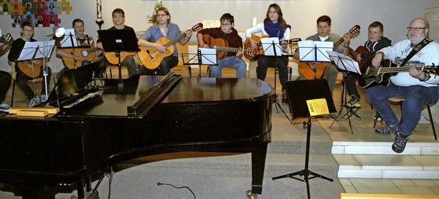 Das Gitarrenensemble aus der Klasse von Alexander Lehner beim Hallelujah   | Foto: Marion Pfordt