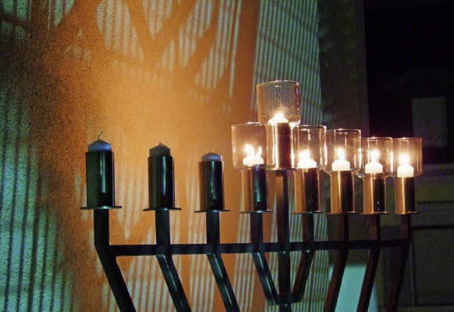 Fnf Kerzen am Chanukka-Leuchter brann...wird von der kleinen Kerzen genommen.   | Foto: Martina David-Wenk