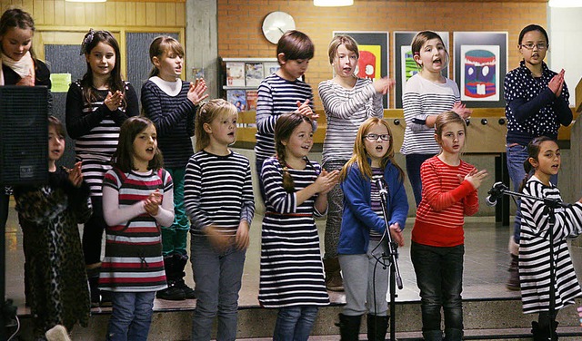 Mit afrikanisch-grooviger Musik erzhl...n Raffi der Giraffe und Zea dem Zebra.  | Foto: Katharina Bartsch