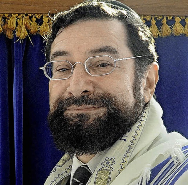 Rabbiner Mosche Ben Towia Navon bei se...ra-Schrank in der Emmendinger Synagoge  | Foto: Markus Zimmermann               