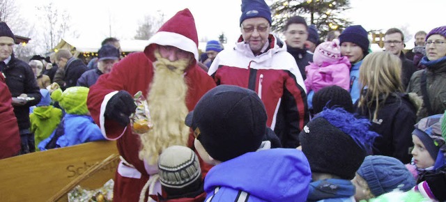 Der Nikolaus verteilte auf dem Weihnac...  Holzschlag Geschenke an die Kinder.   | Foto: Cornelia Selz