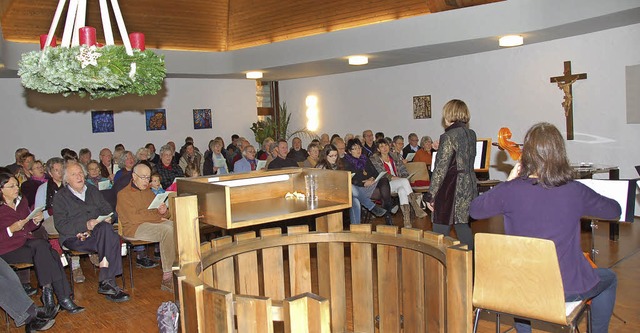 Zum &#8222;Adventssingen&#8220; hat di...am Abend des ersten Advents eingeladen  | Foto: Andrea Steinhart