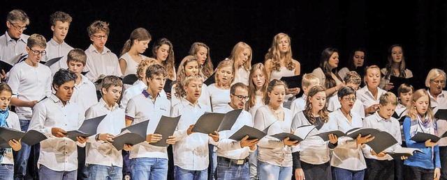 Auch der Schulchor des   Deutsch-Franz...-Chors in Merzhausen  auf der Bhne.    | Foto: Dominik Probst