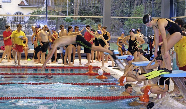 Annhernd 300 Schwimmerinnen und Schwi...ei dem Wettkampf in Lrrach am Start.   | Foto: Mink