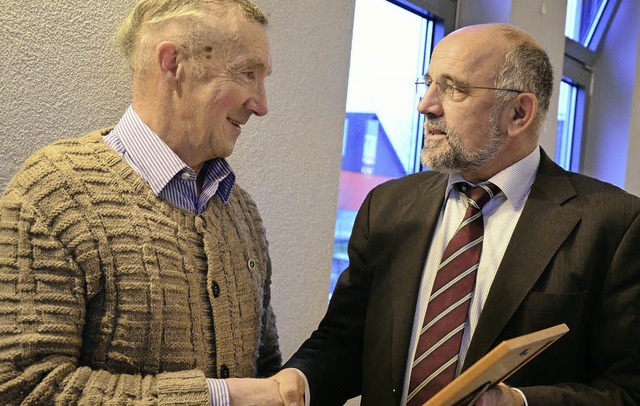 Werner Rpple (rechts) ehrte Rolf Eich...ehr als 40 Jahre  Vorstandsttigkeit.   | Foto: Proprenter