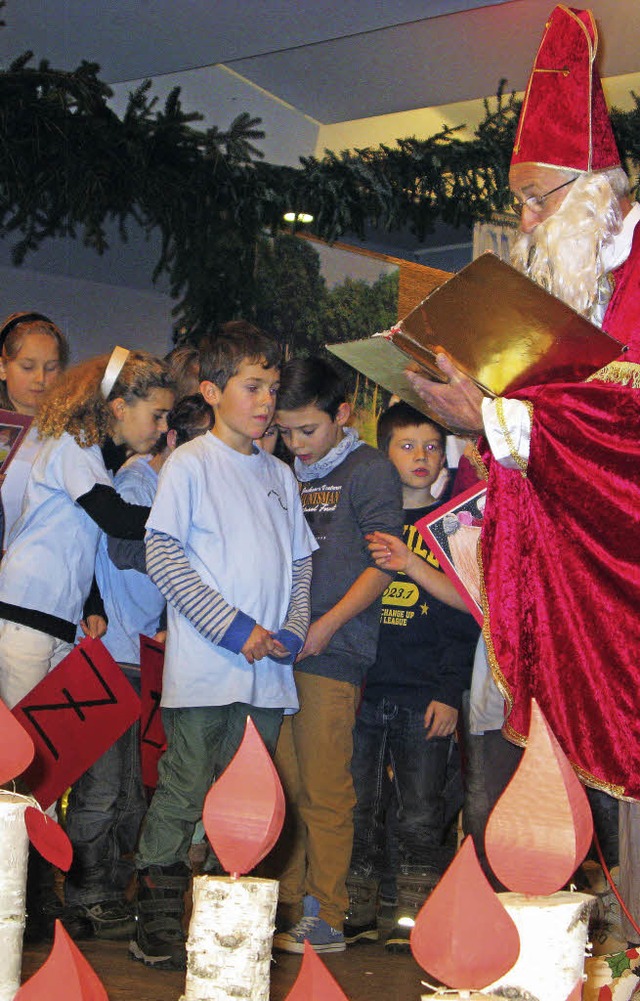 Der Schulchor erfreute den Nikolaus mit Liedern.   | Foto: Spiegelhalter
