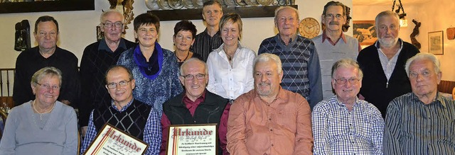 Sie halten zur Ski-Zunft Prg (vordere...e Geehrten fr 40 Jahre Vereinstreue.   | Foto: paul berger