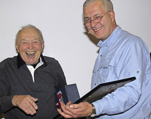 Seit 50 Jahren ist Gnter Beyrow (link...Urkunde und Ehrennadel ausgezeichnet.   | Foto: Danielle Hirschberger
