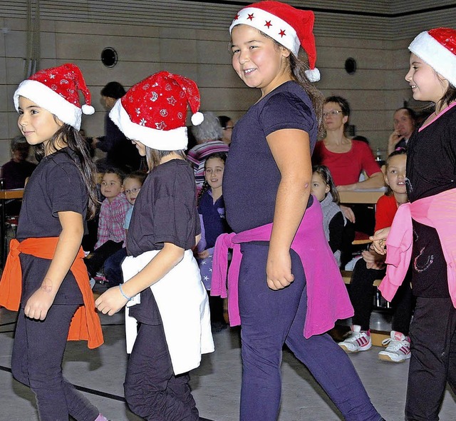 Die Jazz-Minis des Turnvereins  Murg e...er Murgtalhalle als kleine Nikoluse.   | Foto: Brigitte Chymo