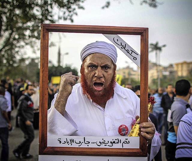 Ein Muslimbruder protestiert mit der P...&#8222;Unser Kampf geht weiter&#8220;.  | Foto: dpa