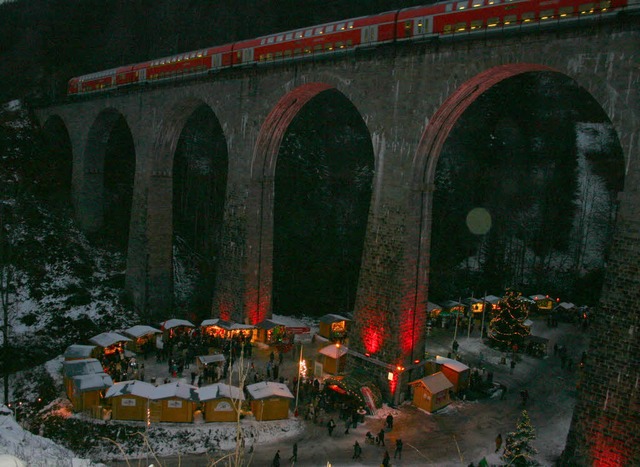 Weihnachtsmarkt in der Ravennaschlucht... die Brckenpfeiler bunt angeleuchtet.  | Foto: Hans-Jochen Kpper