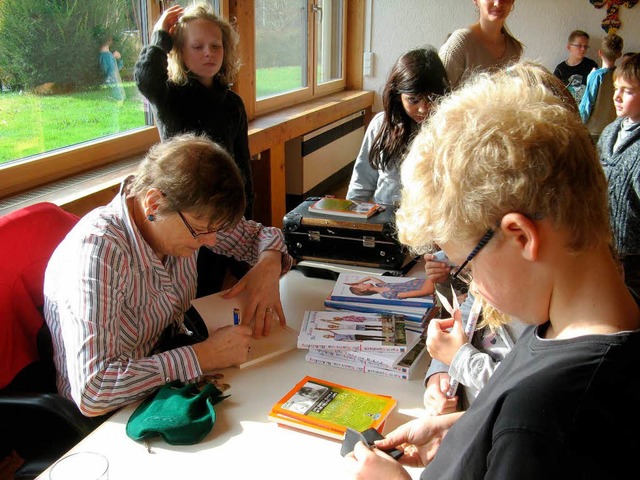 Karin Kndisch signiert ihre Bcher.  | Foto: privat